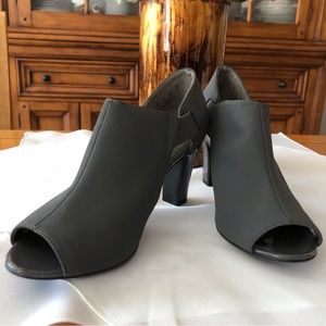 New Lifestride Carina peep-toe booties